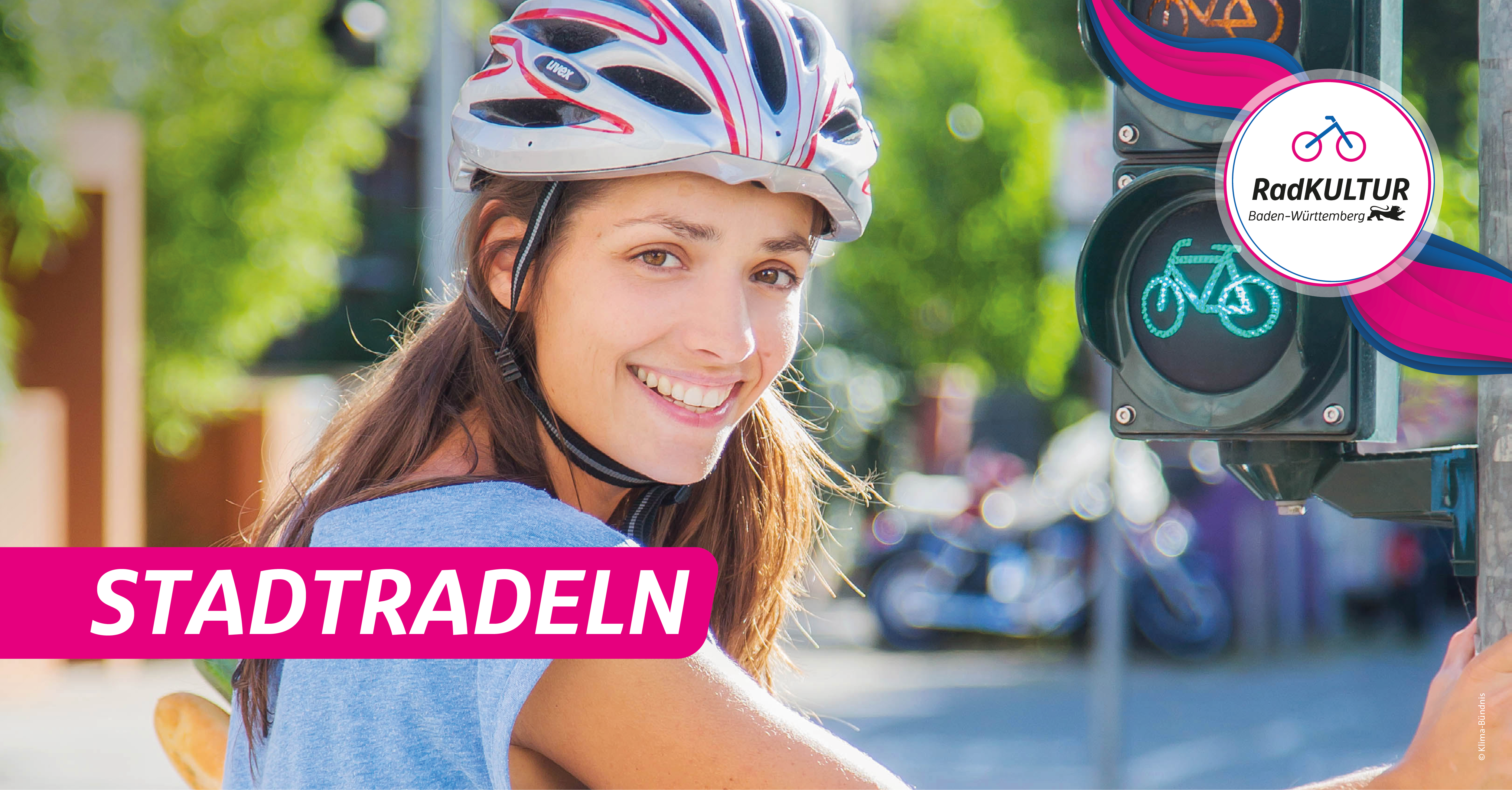 Frau mit Fahrradhelm auf dem Kopf lächelt in die Kamera