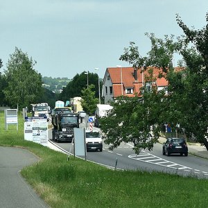 Bild einer Straße mit Autos